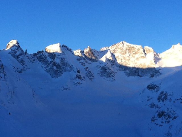 Diese Aussicht auf die Berge hatte der Hüttenwart bei seiner Arbeit. Diese Aussicht auf die Berge hatte der Hüttenwart bei seiner Arbeit.