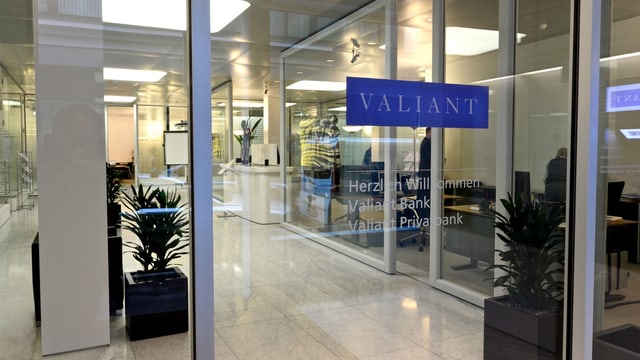 Blick in eine Filiale der Valiant-Bank. Blick in eine Filiale der Valiant-Bank.
