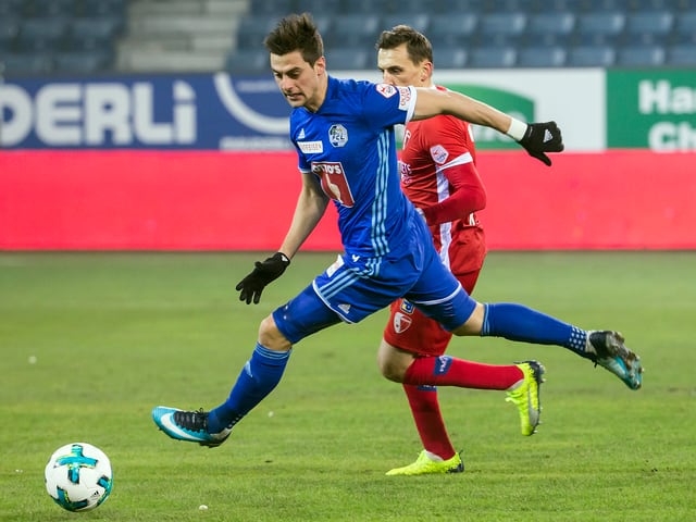 Ein Duell zwischen einem Luzern- und einem Sion-Spieler. Ein Duell zwischen einem Luzern- und einem Sion-Spieler.