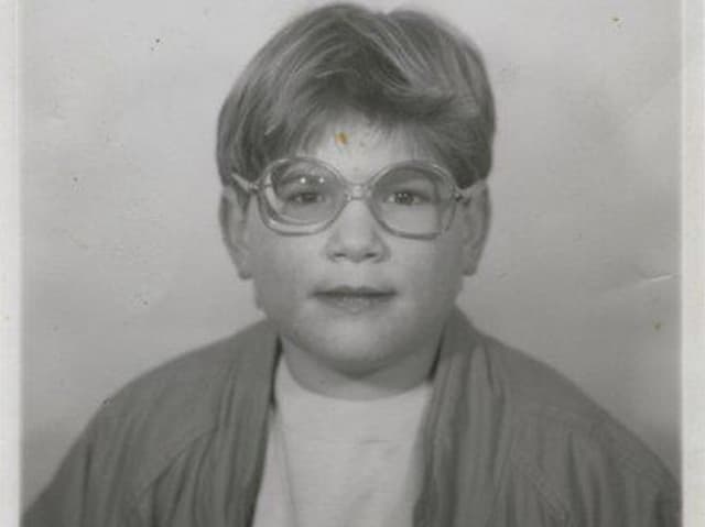 Franziska acht Jahre alt - und wohl auf irgendetwas stolz. Auf die neue Brille? Auf den rassigen 80er-Jahre Lumber? 
