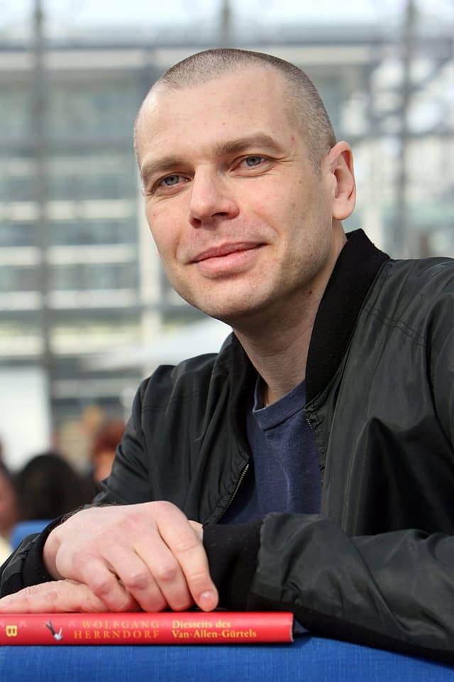 Wolfgang Herrndorf schaut mit einem feinen Lächeln in die Kamera. Wolfgang Herrndorf schaut mit einem feinen Lächeln in die Kamera.