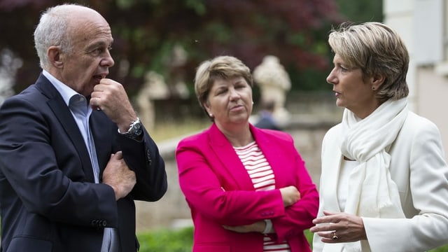 Bundesrat Ueli Maurer unterhält sich auf der diesjährigen Bundesratsreise mit seinen Kolleginnen Karin Keller-Sutter und Viola Amherd. Bundesrat Ueli Maurer unterhält sich auf der diesjährigen Bundesratsreise mit seinen Kolleginnen Karin Keller-Sutter und Viola Amherd.