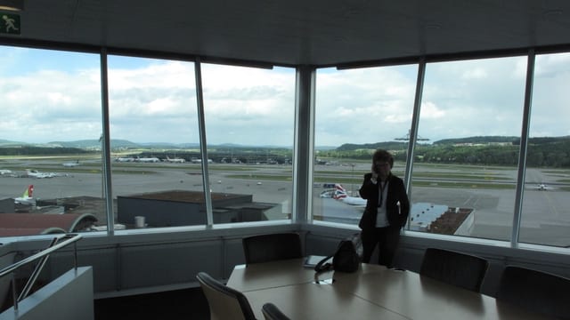 Blick aus grossen Fentern auf Flughafen. Blick aus grossen Fentern auf Flughafen.