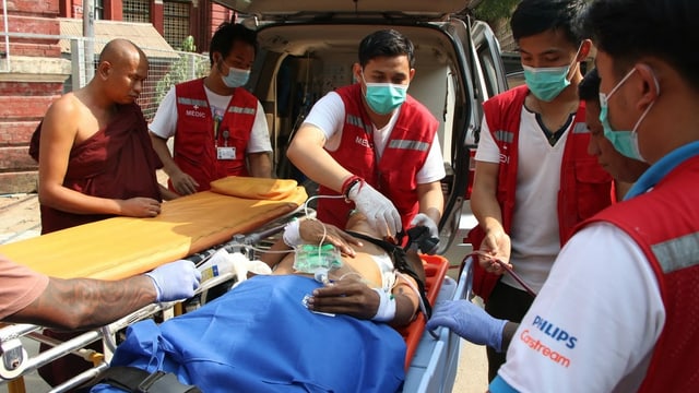Ein verletzter Demonstrant wird in Yangon medizinisch versorgt. 