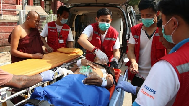 Ein verletzter Demonstrant wird in Yangon medizinisch versorgt. Ein verletzter Demonstrant wird in Yangon medizinisch versorgt.