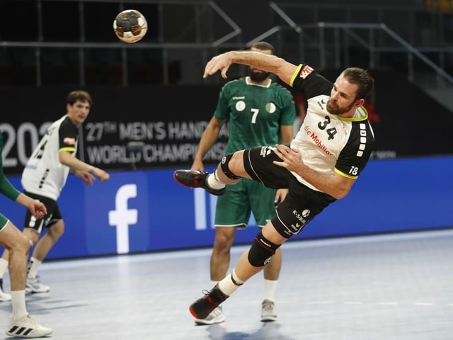 Alen Milosevic wirft den Ball Alen Milosevic wirft den Ball