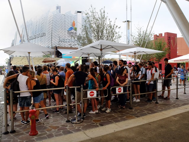 Lange Menschenschlange vor dem Pavillon von Kasachstan. Lange Menschenschlange vor dem Pavillon von Kasachstan.