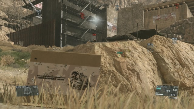 Ein Soldat entdeckt Snake, der in einer Schachtel versteckt ist. Ein Soldat entdeckt Snake, der in einer Schachtel versteckt ist.