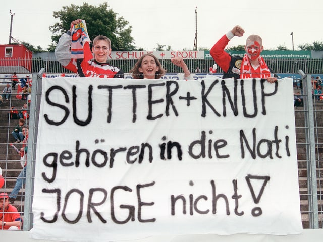 Schweizer Natifans hängen ein Transparent auf