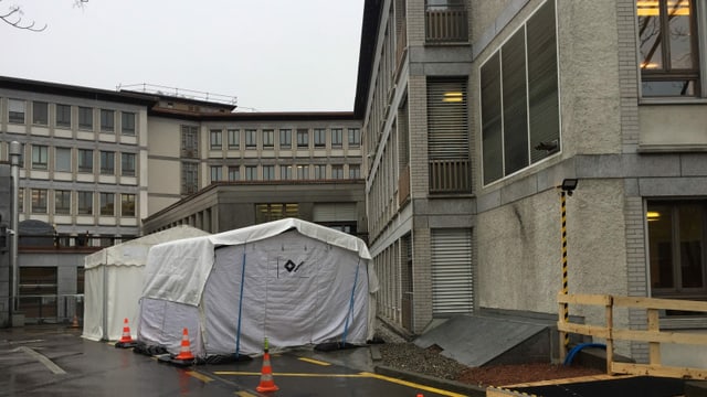 Weisses Zelt ausserhalb des Unispitals. Weisses Zelt ausserhalb des Unispitals.