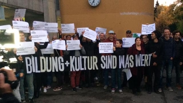 Eine Gruppe Demonstranten mit Plakaten Eine Gruppe Demonstranten mit Plakaten