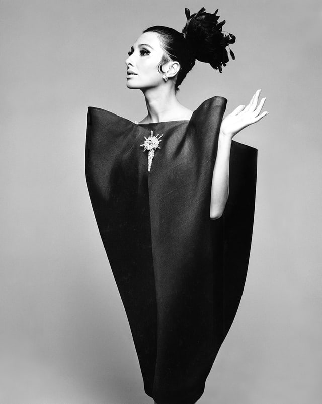 Eine Frau in Balenciagas berühmtem Couvert-Kleid. Eine Frau in Balenciagas berühmtem Couvert-Kleid.