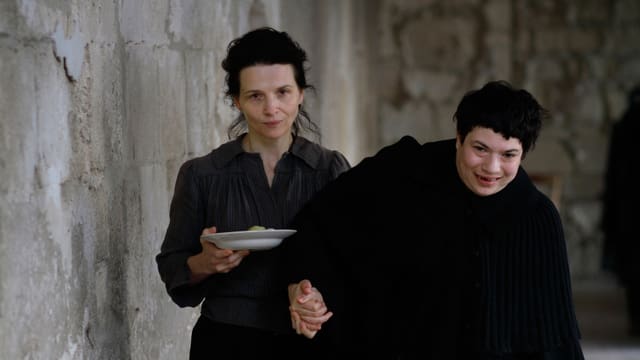 Juliette Binoche stützt eine Mitinsassin Juliette Binoche stützt eine Mitinsassin