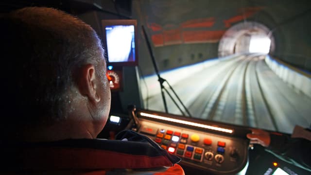 Lokführer während Fahrt durch Tunnel Lokführer während Fahrt durch Tunnel