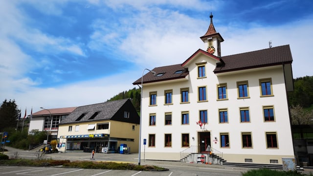 Gemeindehaus, daneben Volg-Einkaufsladen Gemeindehaus, daneben Volg-Einkaufsladen