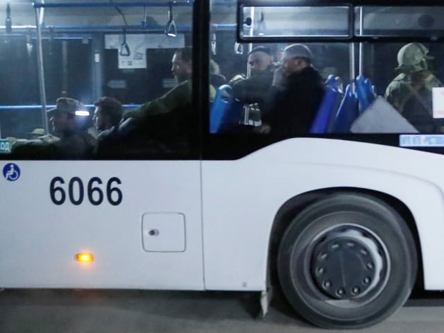 Nach Wochen der Belagerung: Ukrainische Kämpfer verlassen das Stahlwerk Asowstal in Mariupol in Bussen (16.5.2022).