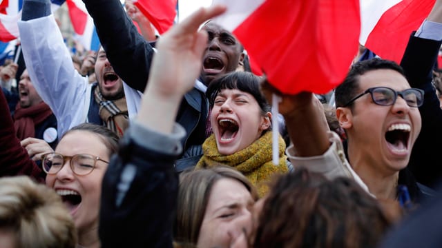 Eine gruppe junger Demonstranten schreit in die Menge. Eine gruppe junger Demonstranten schreit in die Menge.