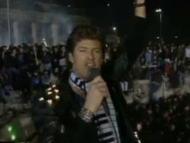 David Hasselhoff vor der Berliner Mauer. David Hasselhoff vor der Berliner Mauer.