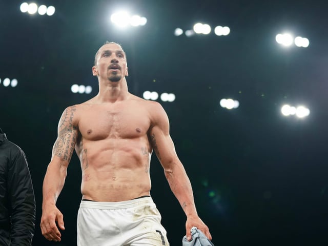Auch mit 39 Jahren liegt auf den Rippen von Zlatan Ibrahimovic kein Gramm Fett zu viel. Seine AC Milan setzte sich am Samstag zuhause gegen Benevento durch.