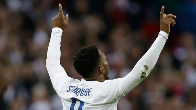 Sturridge mit ausgestreckten Armen in Jubelpose. Sturridge mit ausgestreckten Armen in Jubelpose.
