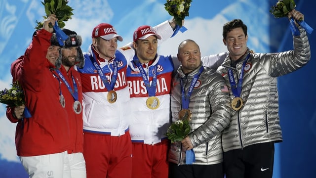 Beat Hefti und Alex Baumann neben den nachträglich disqualifizierten Siegern Alexander Zubkov und Alexey Voevoda (v.l.) bei der Siegerehrung in Sotschi 2014. Beat Hefti und Alex Baumann neben den nachträglich disqualifizierten Siegern Alexander Zubkov und Alexey Voevoda (v.l.) bei der Siegerehrung in Sotschi 2014.