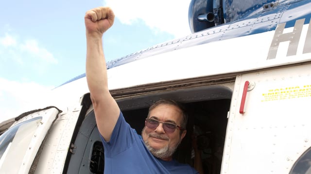 Rodrigo Londoño steigt in einen Helikopter und streckt eine geballte Faust in die Luft Rodrigo Londoño steigt in einen Helikopter und streckt eine geballte Faust in die Luft