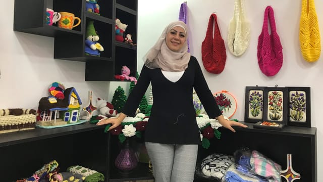 Lara Shaheen vor ihren Produkten Lara Shaheen vor ihren Produkten