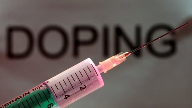 Spritze mit grüner Flüssigkeit, dahinter das Wort Doping. Spritze mit grüner Flüssigkeit, dahinter das Wort Doping.