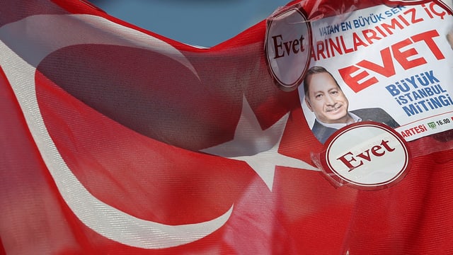 Ina bandiera tica cun purtret dad Erdogan. Ina bandiera tica cun purtret dad Erdogan.