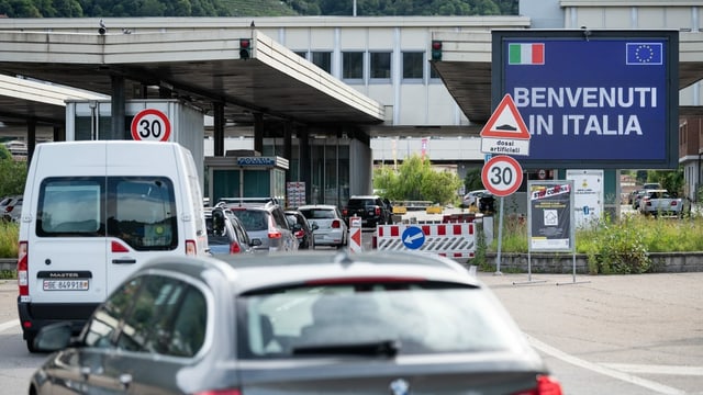 Die Grenze in Chiasso. Die Grenze in Chiasso.