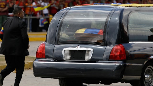 Limousine mit dem Sarg Chávez'. Limousine mit dem Sarg Chávez'.