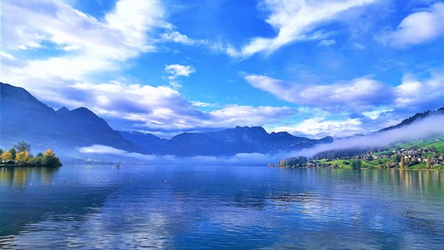 Sonniger Sarnersee mit ein paar Wolkenfetzen. Sonniger Sarnersee mit ein paar Wolkenfetzen.
