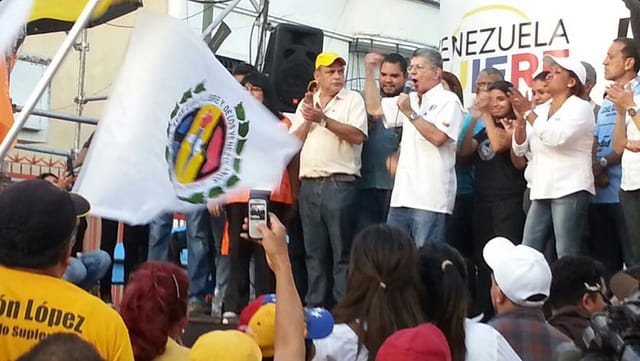 Die Accion Democrática bei einer Kundgebung (am Mikrophon: Ramos, Generalsekretär der Partei). Die Accion Democrática bei einer Kundgebung (am Mikrophon: Ramos, Generalsekretär der Partei).