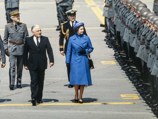 Bundesrat und Queen gehen an Militärmusik vorbei. Bundesrat und Queen gehen an Militärmusik vorbei.