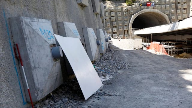 Baustelle bei der Poya-Brücke. Baustelle bei der Poya-Brücke.