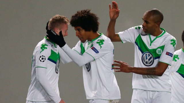 Dante und Naldo klatschen mit Schürrle ab. Dante und Naldo klatschen mit Schürrle ab.