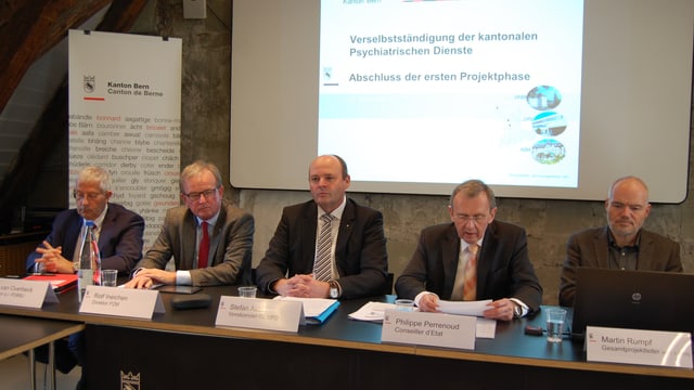 Die Spitze der bernischen Psychiatrie: links die drei Betriebsdirektoren, Regierungsrat Perrenoud, Projektleiter. Die Spitze der bernischen Psychiatrie: links die drei Betriebsdirektoren, Regierungsrat Perrenoud, Projektleiter.
