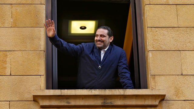 Libanons Premier Saad Hariri winkte heute seinen Anhängern vom Fenster seiner Beiruter Residenz aus zu. Libanons Premier Saad Hariri winkte heute seinen Anhängern vom Fenster seiner Beiruter Residenz aus zu.