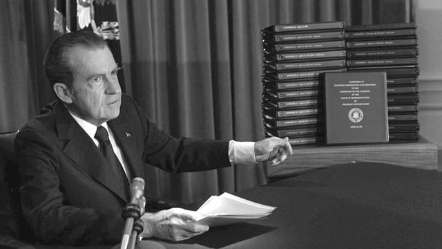 Auf dem Bild ist Richard Nixon neben einem Stapel Transkripte zu sehen. Auf dem Bild ist Richard Nixon neben einem Stapel Transkripte zu sehen.