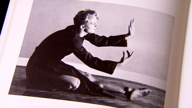 Tänzer und Choreograph Sigurd Leeder tanzt. Tänzer und Choreograph Sigurd Leeder tanzt.