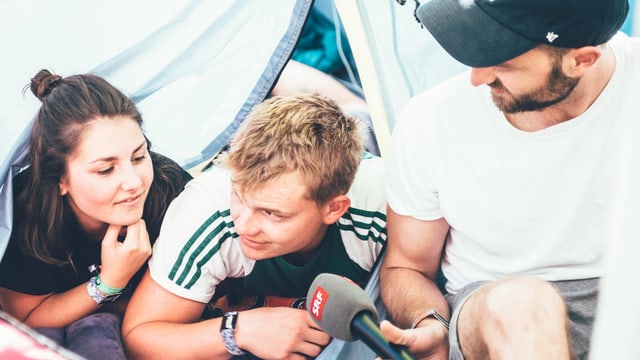 Noch nicht ganz wach, aber wach genug, um mit Julian ein Pläuschchen zu halten. Noch nicht ganz wach, aber wach genug, um mit Julian ein Pläuschchen zu halten.