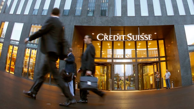 Geschäftsmänner gehen am Eingang der Credit Suisse in Zürich vorbei. Geschäftsmänner gehen am Eingang der Credit Suisse in Zürich vorbei.
