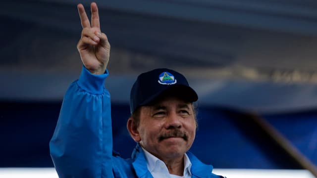 Präsident Daniel Ortega macht das Victory-Zeichen Präsident Daniel Ortega macht das Victory-Zeichen