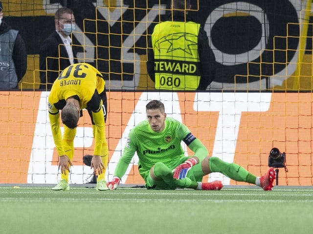 Fussballspieler sitzen am Boden Fussballspieler sitzen am Boden