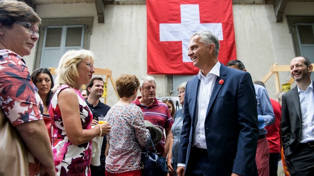 Burkhalter umringt von Menschen. Burkhalter umringt von Menschen.