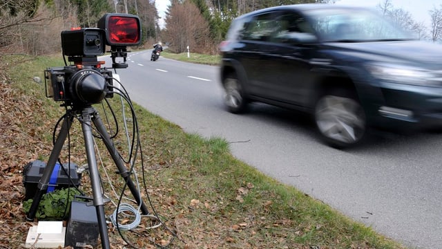 Radargerät der Polizei steht am Strassenrand Radargerät der Polizei steht am Strassenrand