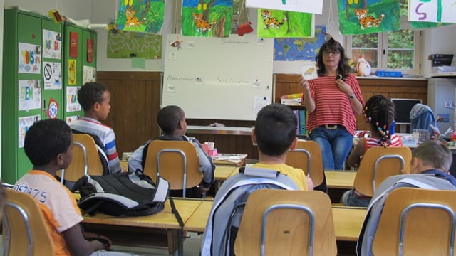 Kinder von Asylbewerbern in Klassenunterricht Kinder von Asylbewerbern in Klassenunterricht