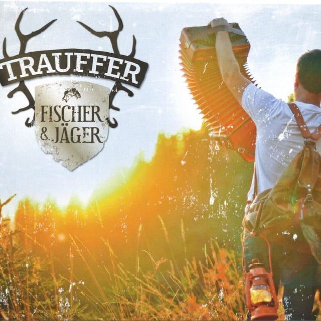 Der Trauffer steht mit dem Rücken zu uns gerichtet. Dabe blickt er der Sonne entgegen. Der Trauffer steht mit dem Rücken zu uns gerichtet. Dabe blickt er der Sonne entgegen.