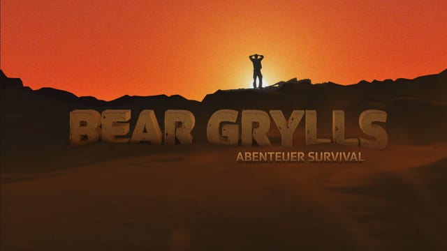 Bear Grylls steht am Abgrund und blickt in einen feuerroten Himmel hinaus. Darunter ist gross der Schriftzug Bear Grylls - Abenteuer Survival im Sand zu sehen. Bear Grylls steht am Abgrund und blickt in einen feuerroten Himmel hinaus. Darunter ist gross der Schriftzug Bear Grylls - Abenteuer Survival im Sand zu sehen.