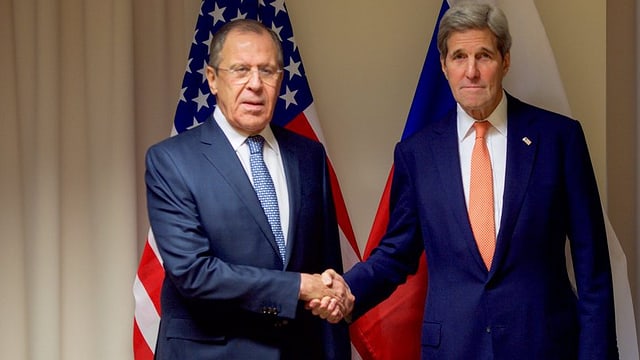 Sergei Lawrow e John Kerry dattan il maun in a l'auter. Sergei Lawrow e John Kerry dattan il maun in a l'auter.